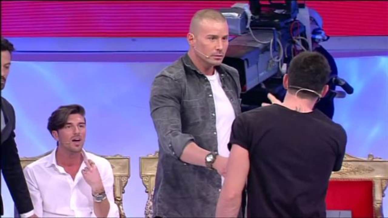 Disastro nello studio di Uomini e Donne.