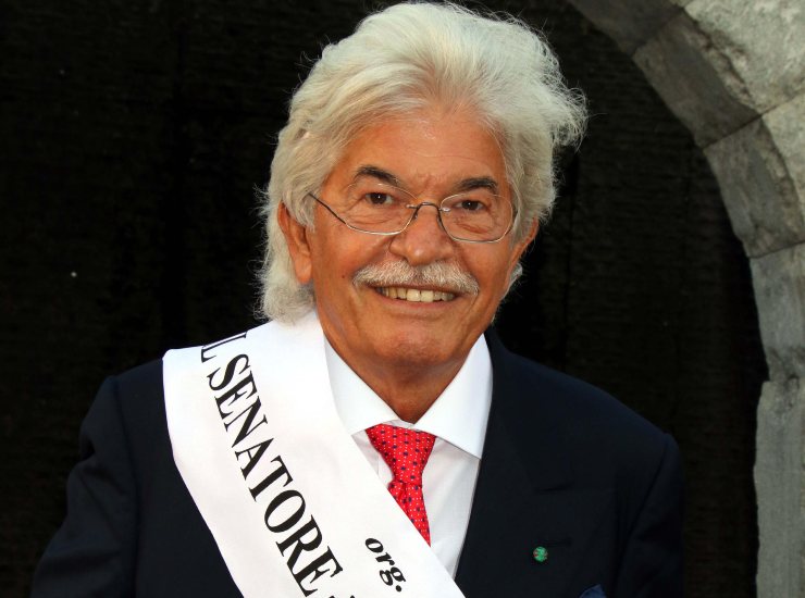 Il senatore Antonio Razzi con la fascia conferitagli di "Senatore + bello d'Italia"