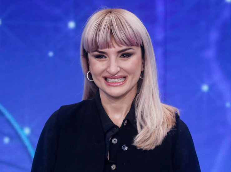Arisa sfoggia il suo bellissimo sorriso.