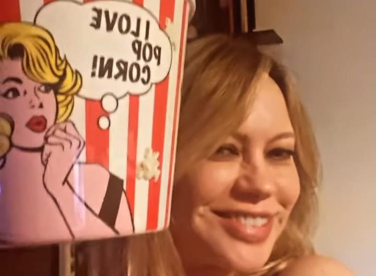 Anna Falchi si mostra ai suoi follower al naturale