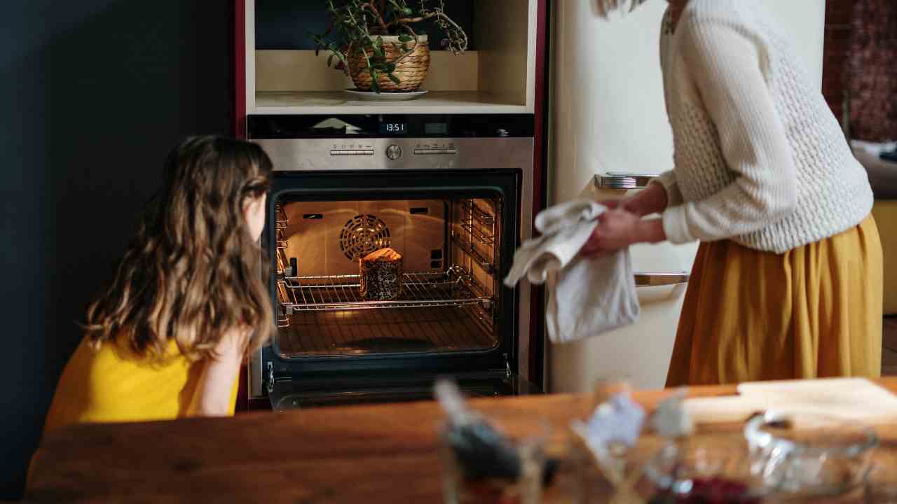 Pulire la griglia incrostata del forno con una palla di stagnola? E' possibile