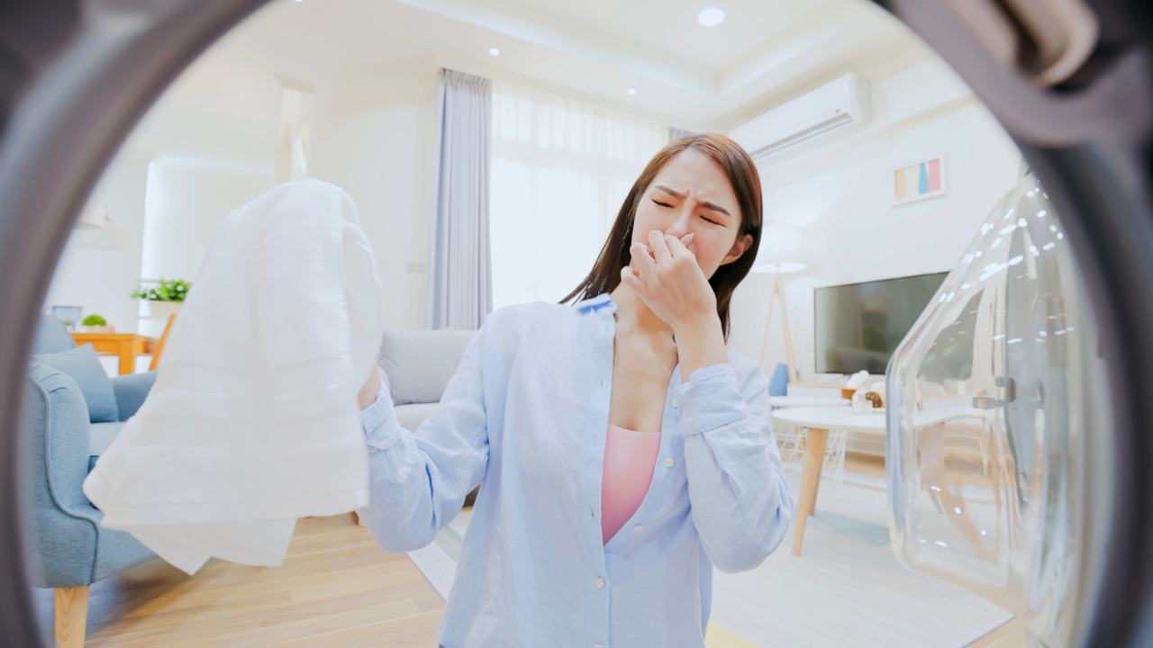 Cattivo odore nella lavatrice, cosa fare?