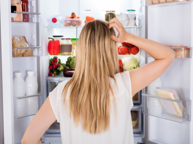 Tenere il frigo aperto: una brutta abitudine