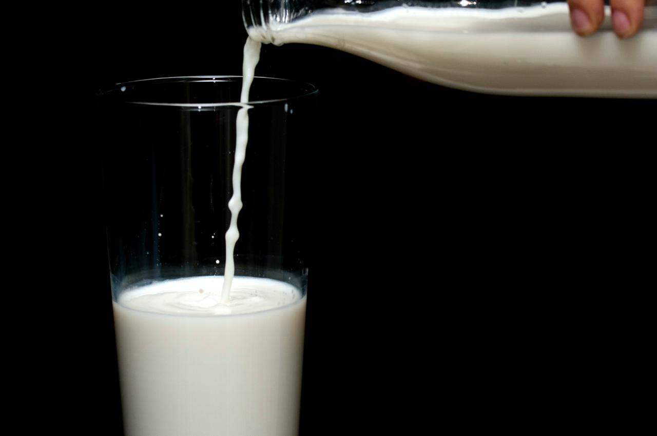 Non buttate il latte scaduto ecco come usarlo