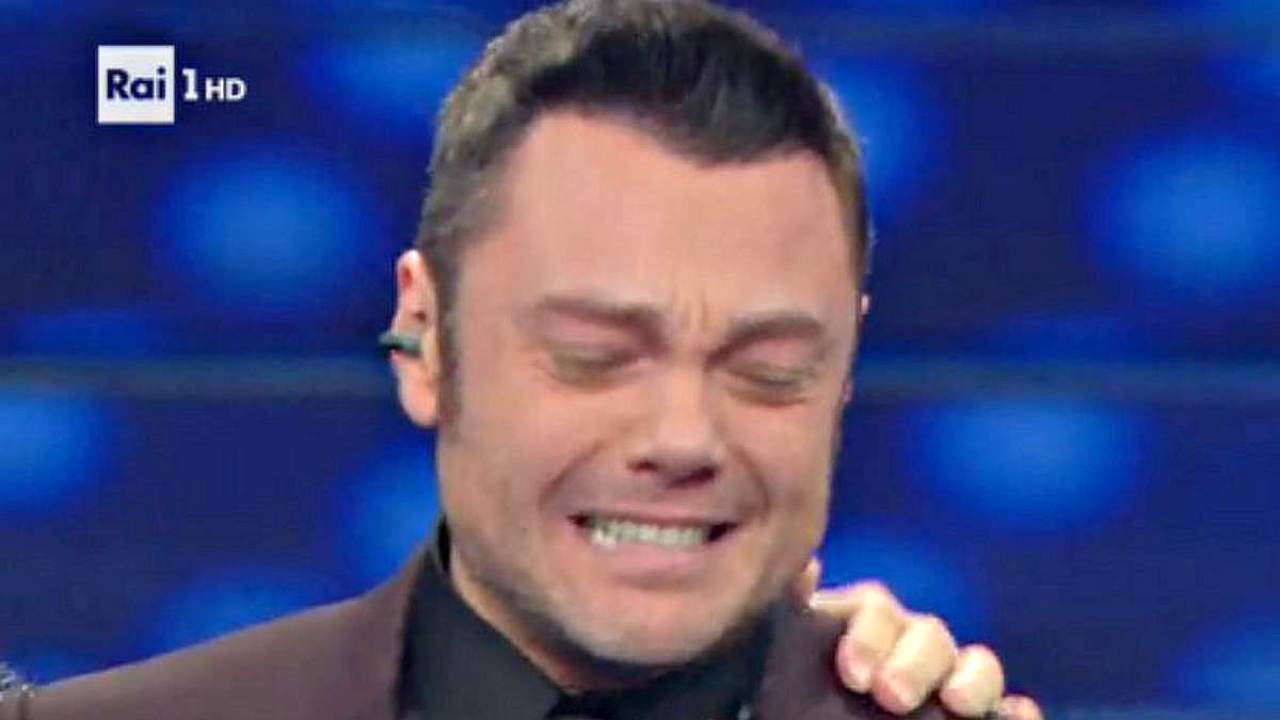 Tiziano Ferro deve essere operato d'urgenza