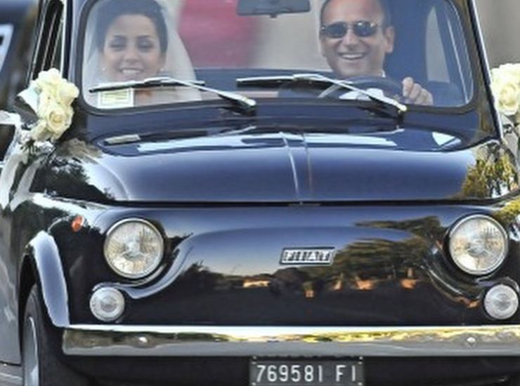 Carlo Conti a bordo della Fiat 500