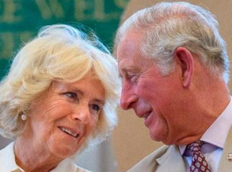 Re Carlo III insieme alla regina Camilla