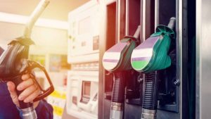 Benzina mai così bassa da 7 anni