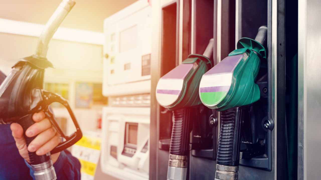 Benzina mai così bassa da 7 anni