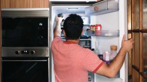 Cattivi odori in frigo? Addio con questo strumento economico