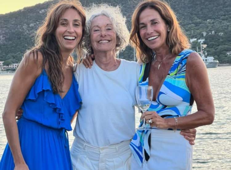 Ecco le sorelle Parodi insieme alla loro mamma in uno scatto social