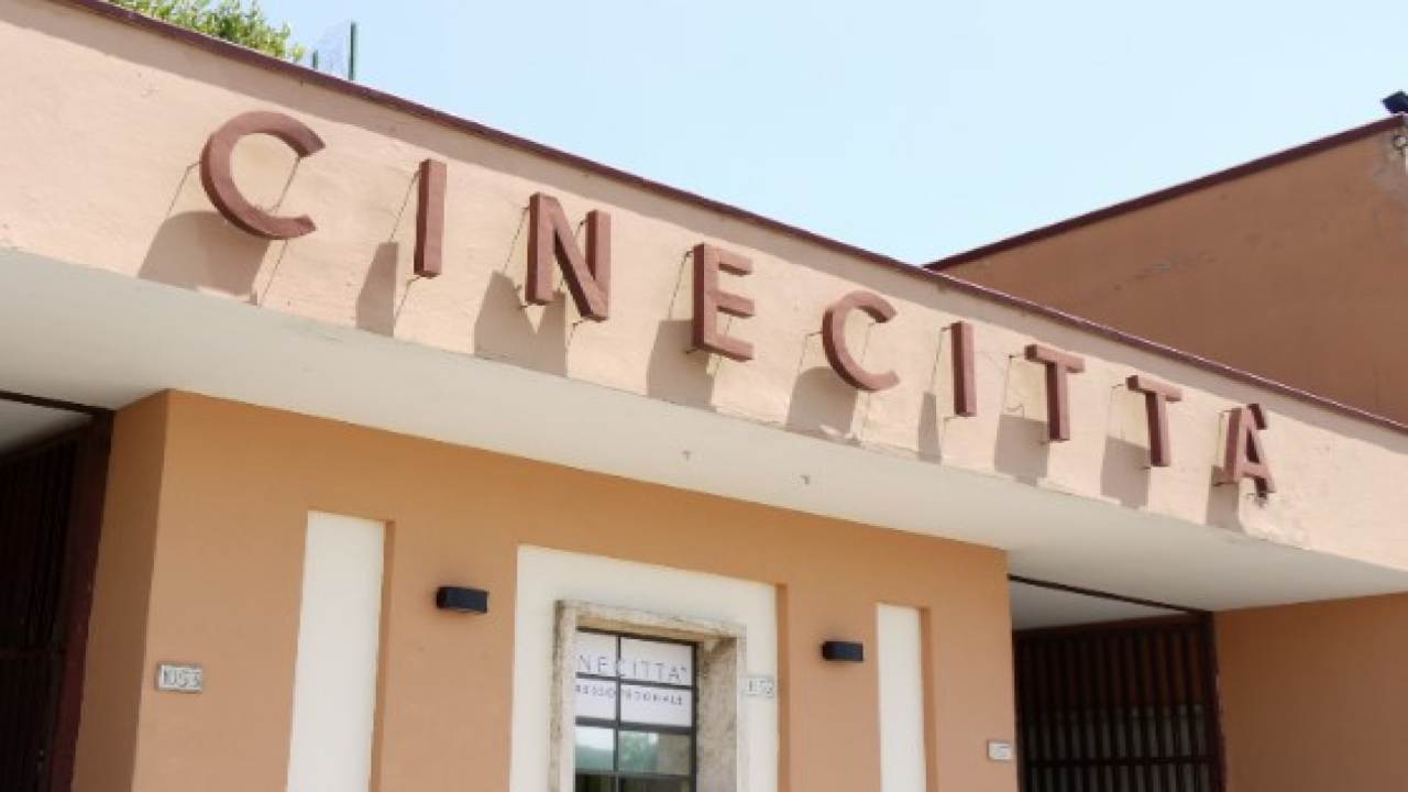 Pericolo Uomini e Donne: "Blocchi e picchetti fuori da Cinecittà" | É finita malissimo  --- (Fonte immagine: https://www.belligea.it/wp-content/uploads/2023/09/Cinecitta-Belligea-1-19-settembre-2023.jpg)