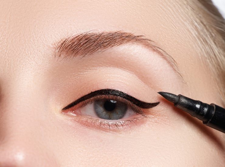 Un eyeliner che segue la forma dell'occhio