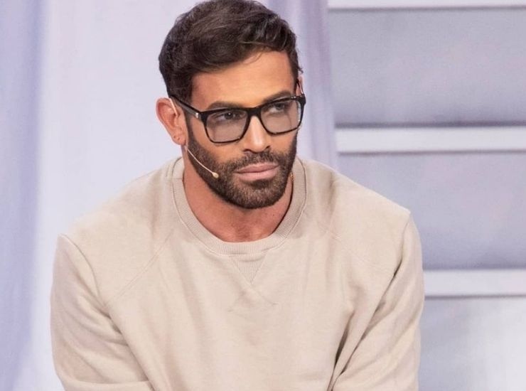 Gianni Sperti pensieroso