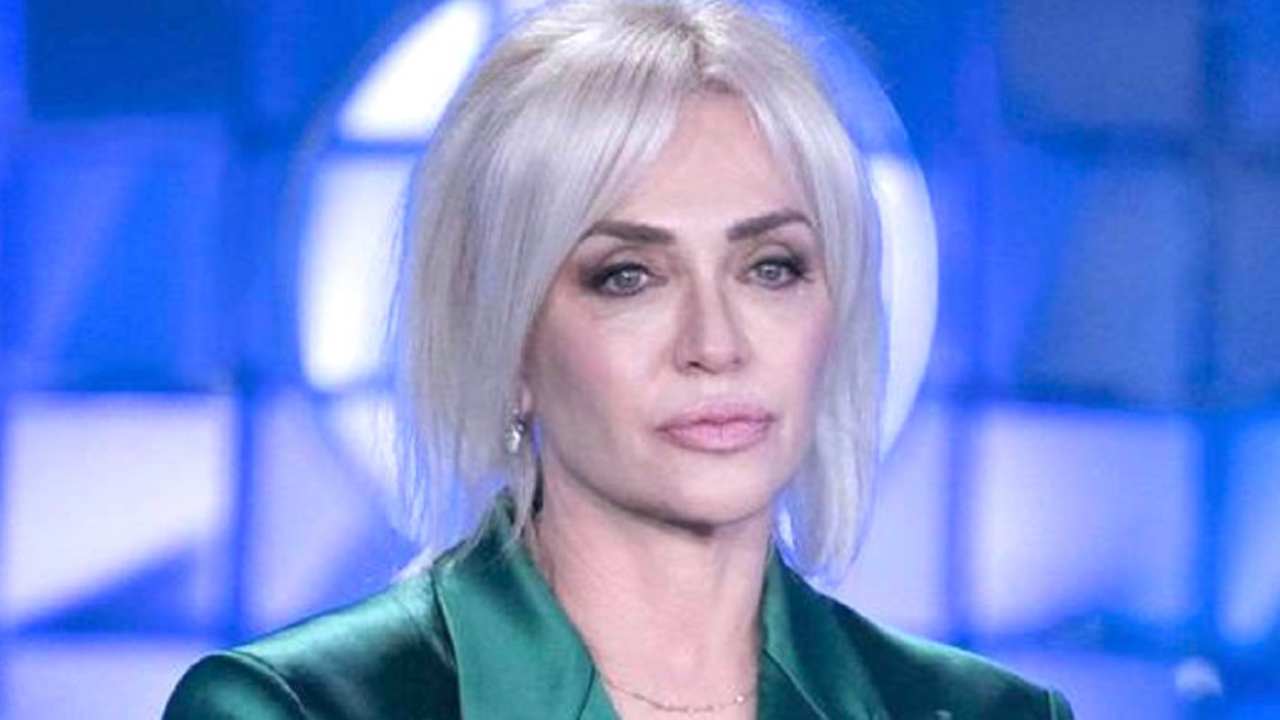 Paola Barale le mettono il bavaglio