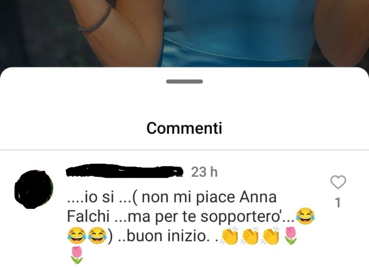 Commento di una follower al post social di Flora Canto