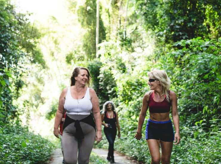Donne che fanno attività fisica all'aria aperta