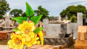 Fiori finti al cimitero - belligea.it