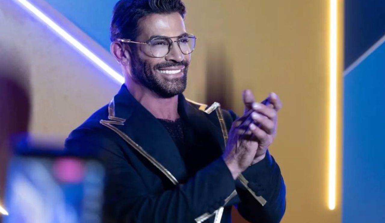 Gianni Sperti applaude