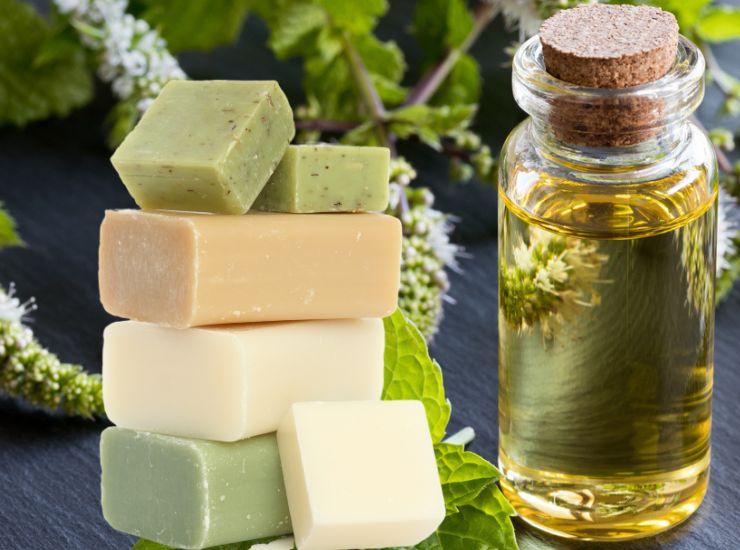 Sapone di Marsiglia e oli essenziali per profumare pavimento