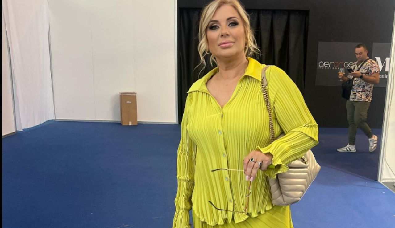 Tina Cipollari con vestito color lime