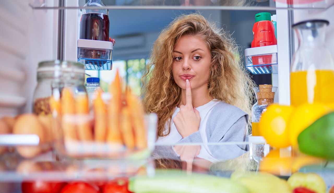 Donna che non sa cosa mangiare