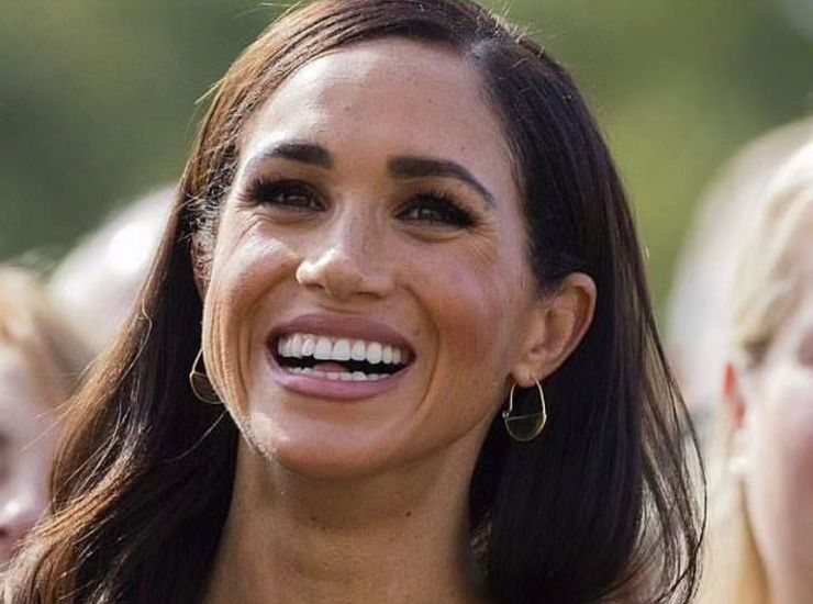 Meghan Markle sorride