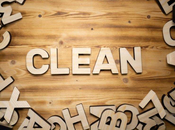 Scritta Clean sul pavimento