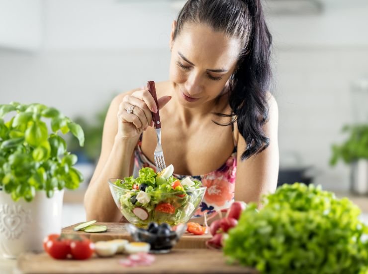 Ragazza che mangia verdure