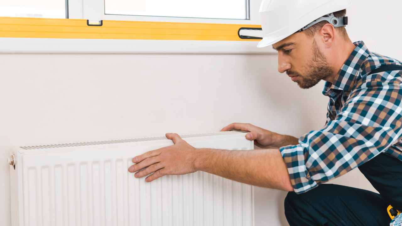 Svelato il trucchetto degli idraulici: ecco cosa fanno per risparmiare sui termosifoni 