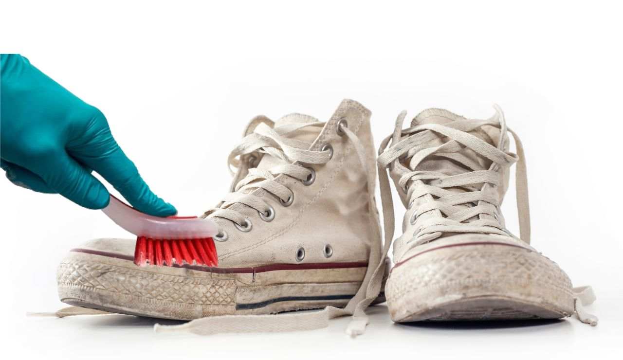 Sneakers bianche da pulire