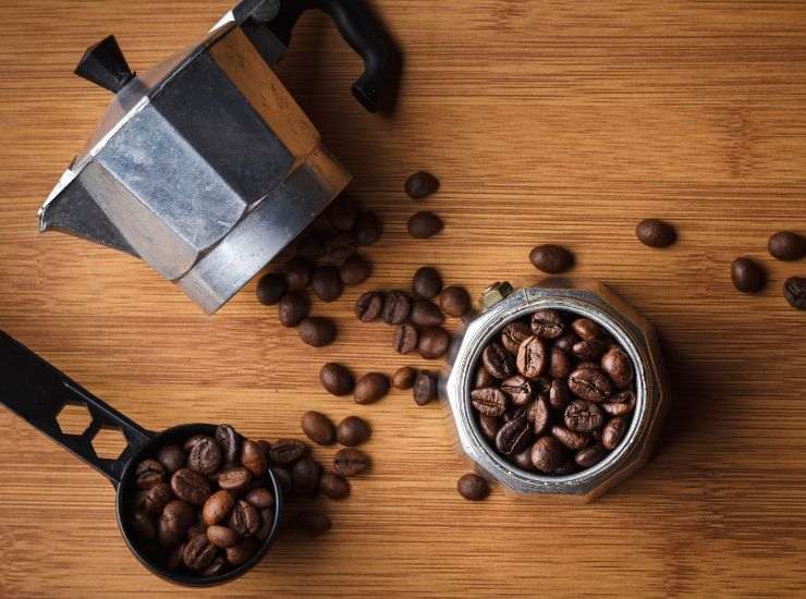 Macchina da Caffè o Moka: rischi di danneggiarle così | Ecco il segreto per pulirle  --- (Fonte immagine: https://www.belligea.it/wp-content/uploads/2023/12/Moka-e-caffe-a-chicchi-Belligea.it_.jpg)