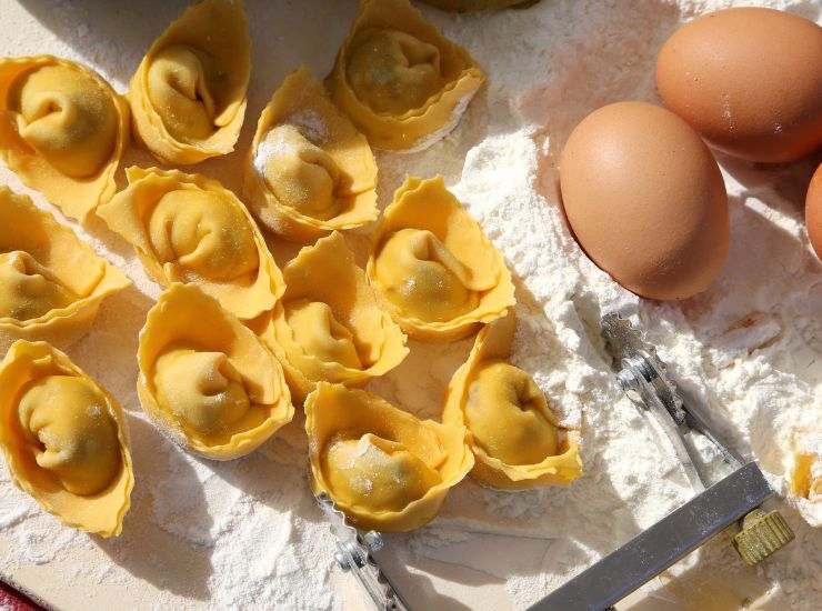 Uova e farina con tortellini bolognesi 