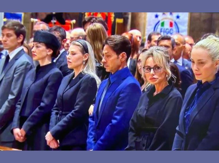 I cinque figli di Silvio Berlusconi insieme a Marta Fascina, nel giorno del suo funerale 