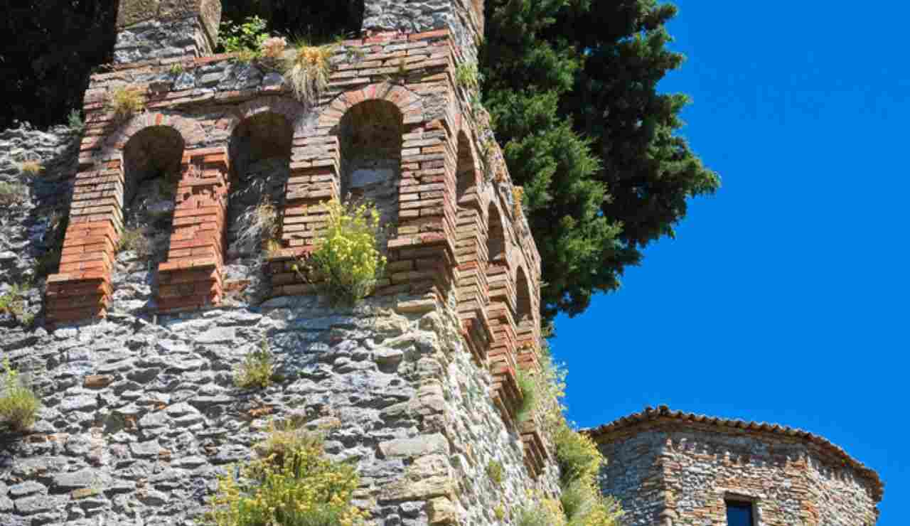 Il castello di Montebello con la leggenda di Azzurrina 