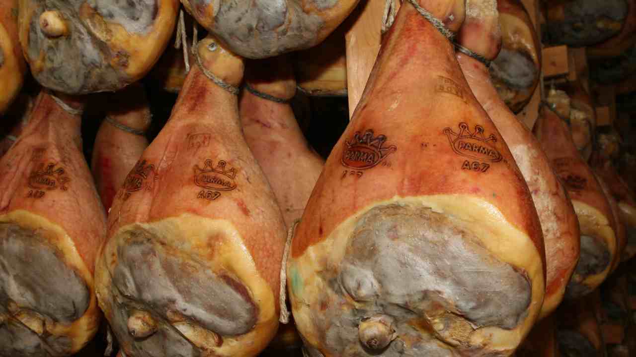 Ecco come viene prodotto il prosciutto crudo di Parma