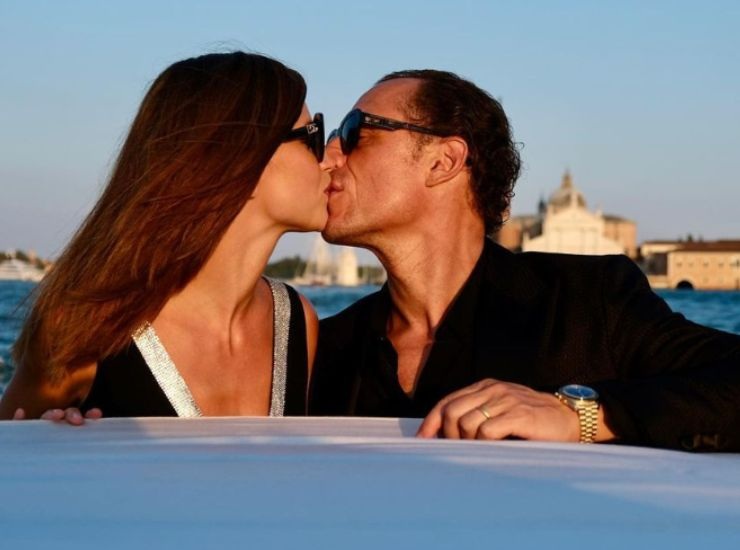 Stefano Accorsi e Bianca Vitali si baciano