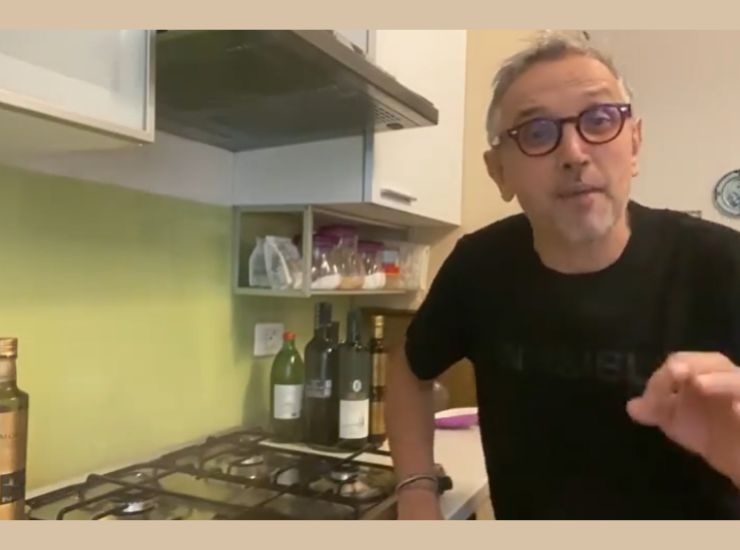 Bruno Barbieri nella sua cucina