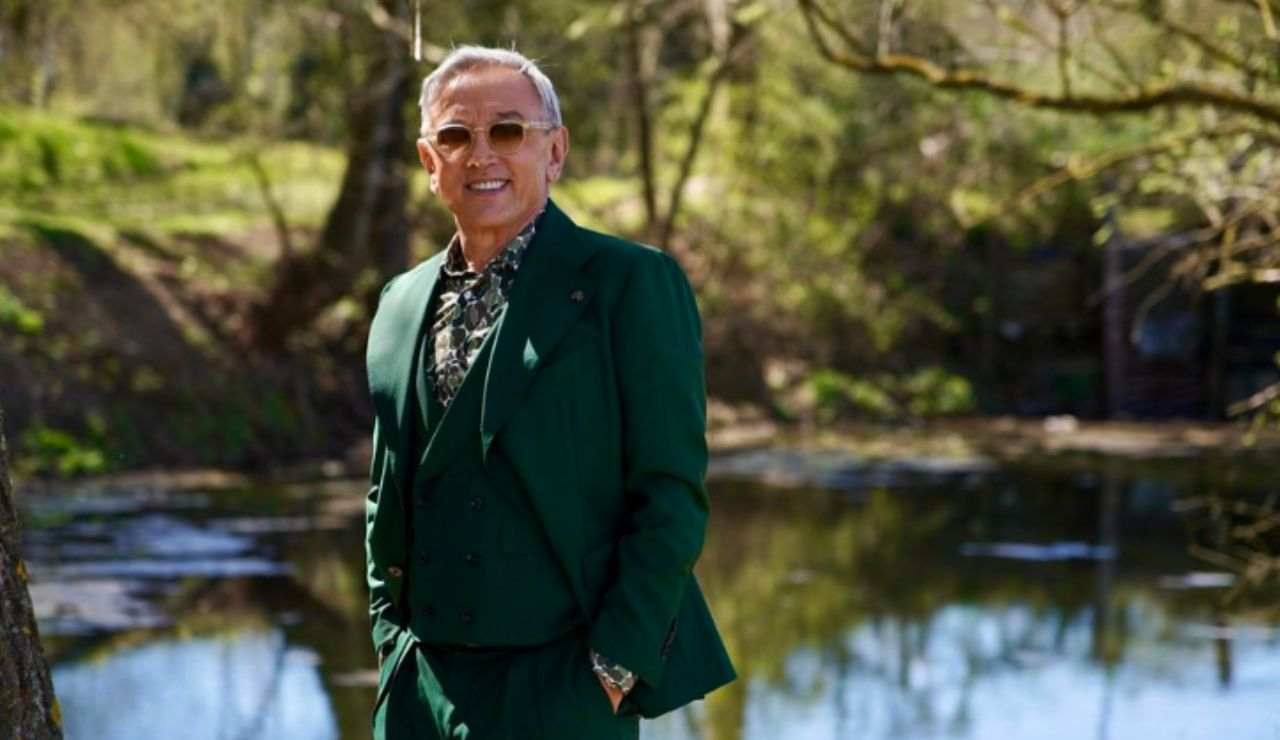 Bruno Barbieri in abito elegante color verde