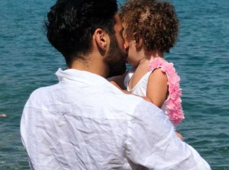 Federico Fashion Style di spalle con sua figlia Sophie in braccio 