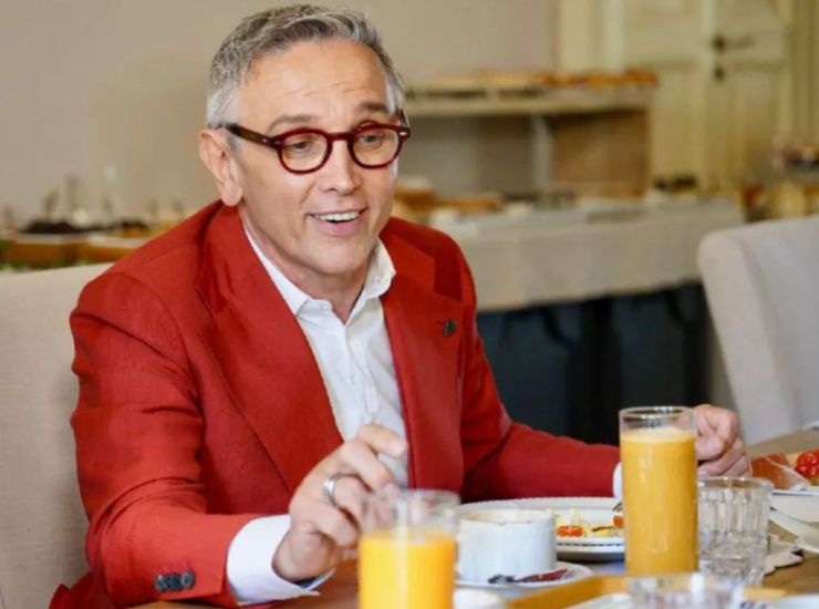 Bruno Barbieri fotografato mentre fa colazione
