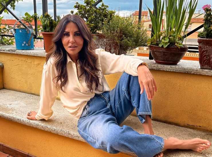 Sabrina Ferilli in posa sul suo terrazzo pieno di piante e fiori
